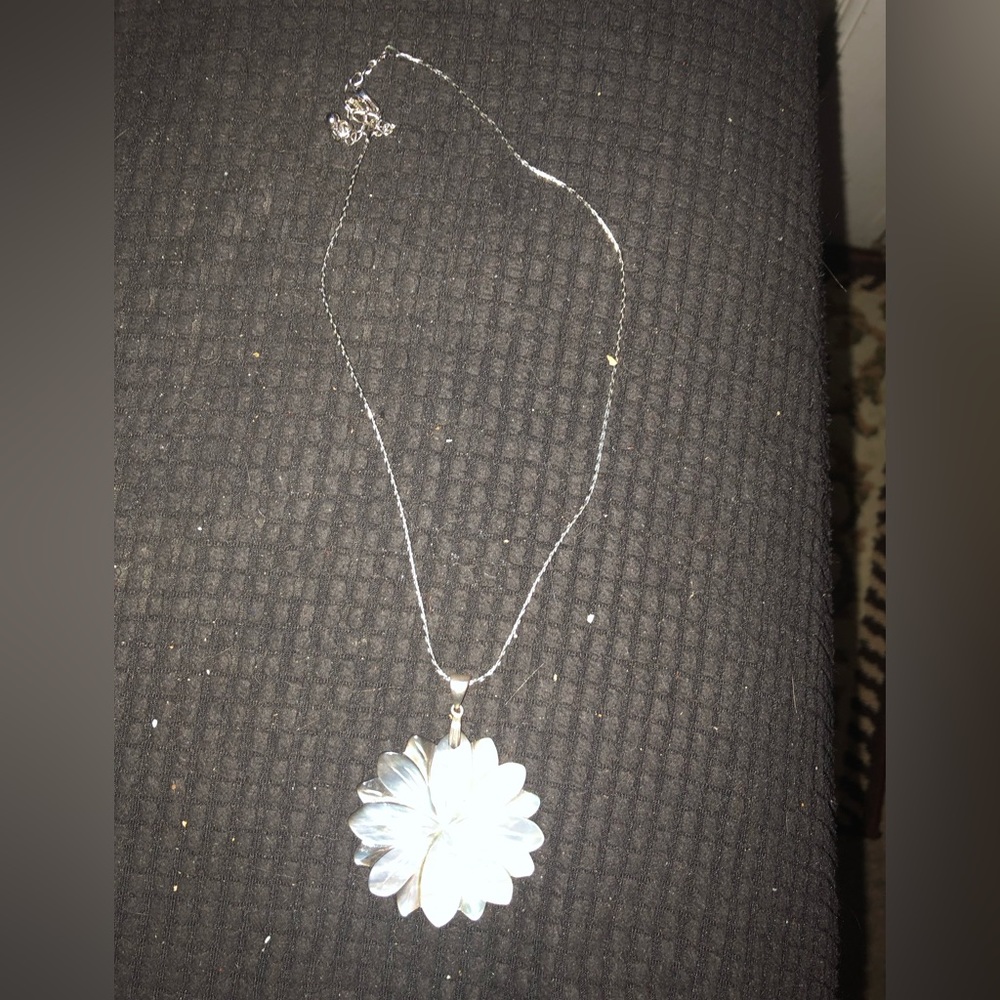 💜Cookie Lee Carved Shell Daisy Necklace- 694 $20 or $15 w/offer
